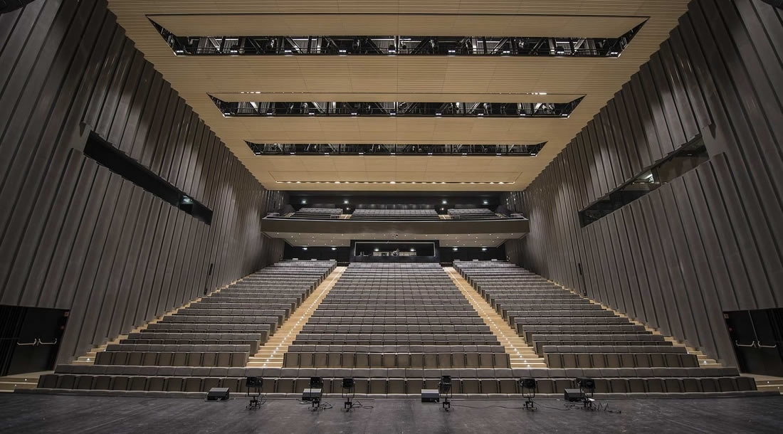 <h2>CENTRO DE CONVENÇÕES</h2><p>Geralmente são instalados painéis acústicos no forro e nas paredes para absorção sonora.</p>